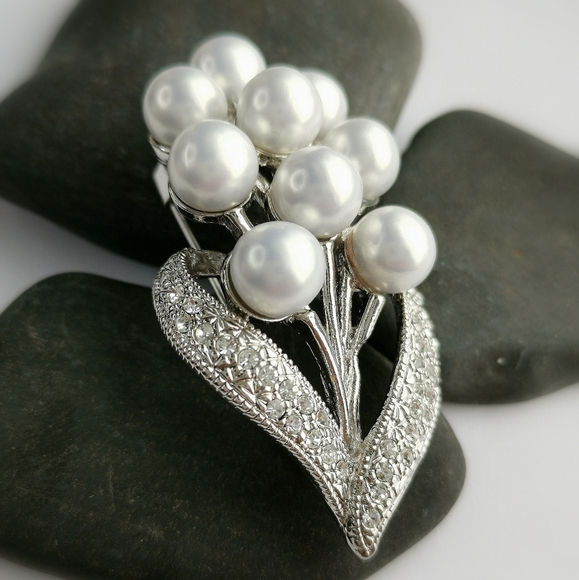 Deluxe White Pearl  Crystal bouquet Brooch Pin in silver - Picture 6 of 7